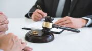 Czym zajmuje się adwokat podczas prowadzenia sprawy rozwodowej?